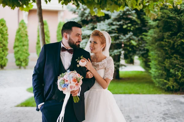 Bella coppia di sposi che cammina al matrimonio — Foto Stock