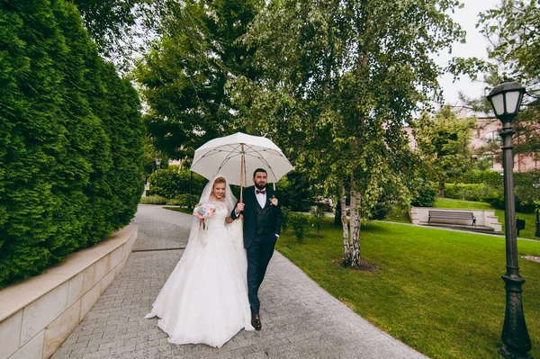 Beau couple de mariés marchant au mariage — Photo