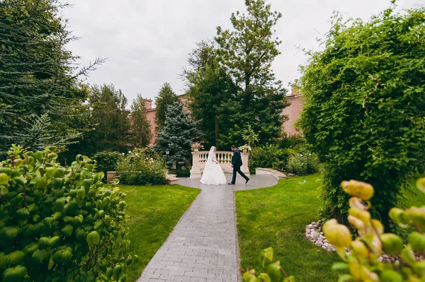 Vackra bruden och brudgummen par promenader på bröllopet — Stockfoto