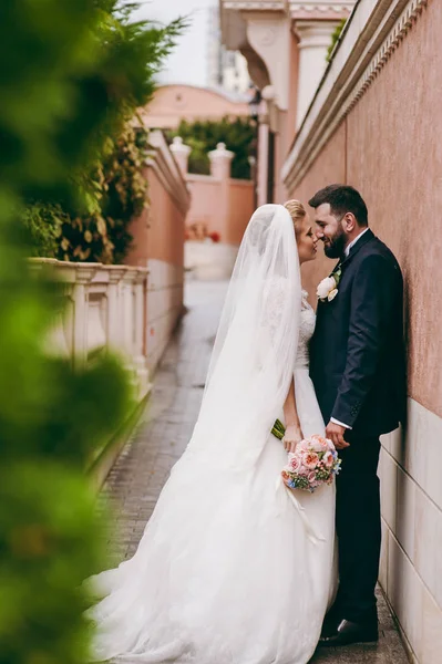 Vackra bruden och brudgummen par promenader på bröllopet — Stockfoto