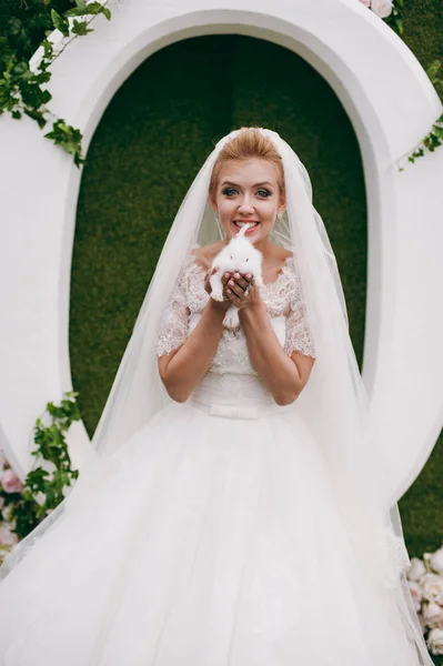 Retrato de uma bela noiva no dia do casamento — Fotografia de Stock