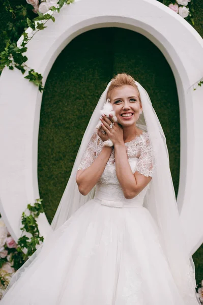 Retrato de uma bela noiva no dia do casamento — Fotografia de Stock