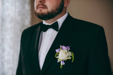 Bir düğün töreni için sabahları yakışıklı Damat Giydir