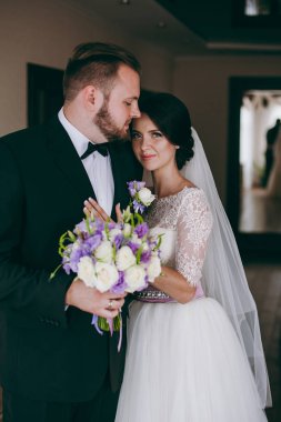 Güzel gelin ve damat, evde poz