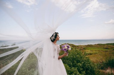 Güzel esmer gelin yürüyüşe açık havada