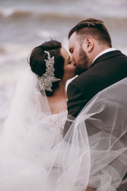 Damat ve gelin yürüyüşe açık havada