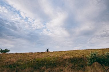 Damat ve gelin yürüyüşe açık havada