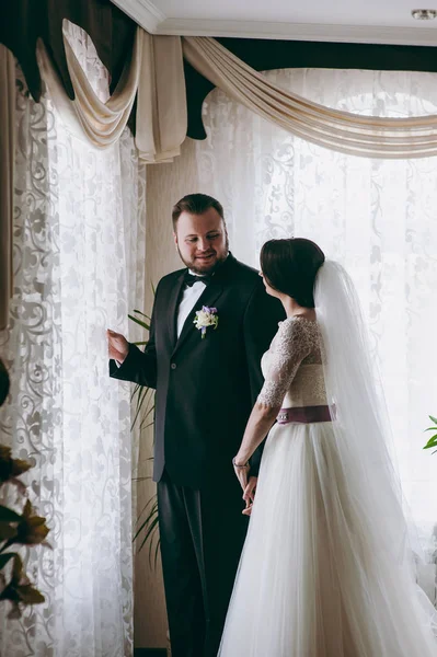 Krásná nevěsta a ženich pózování doma — Stock fotografie