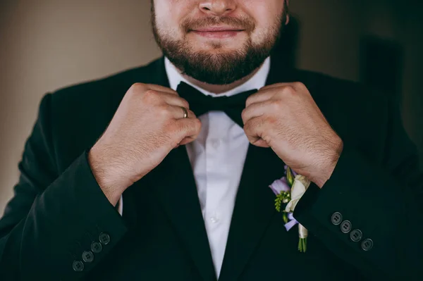 Vestidos de noivo bonitos de manhã para uma cerimônia de casamento — Fotografia de Stock