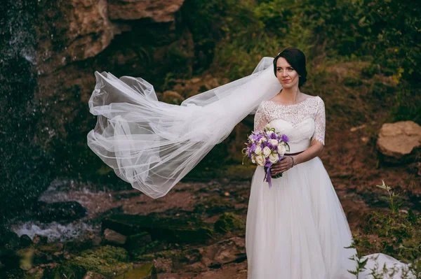 Mooie brunette bruid op een wandeling buiten — Stockfoto