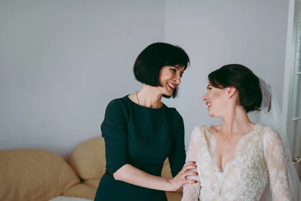 Retrato de uma bela noiva no dia do casamento — Fotografia de Stock