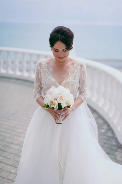 Ritratto di una bella sposa il giorno del matrimonio — Foto Stock