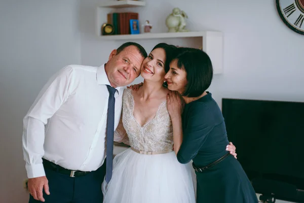Sposa abbracciare i genitori mamma e papà — Foto Stock