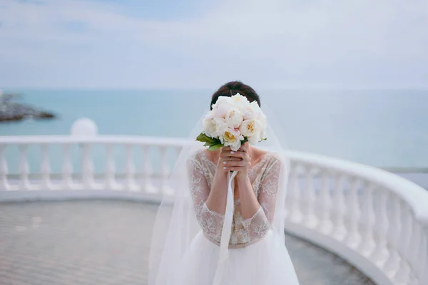 Retrato de uma bela noiva no dia do casamento — Fotografia de Stock