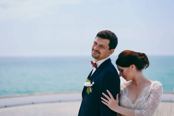 Beau couple de mariés marchant au mariage — Photo