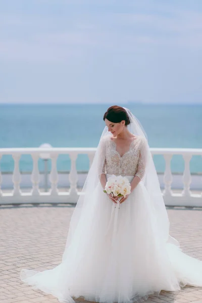 Ritratto di una bella sposa il giorno del matrimonio — Foto Stock