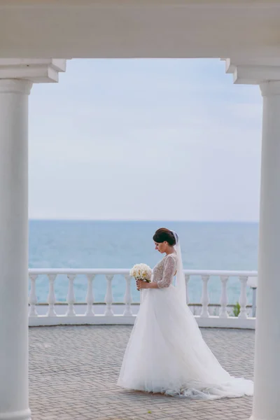 Retrato de uma bela noiva no dia do casamento — Fotografia de Stock