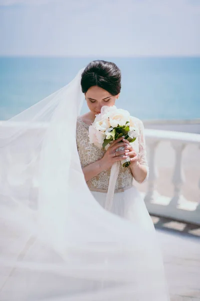 Retrato de una hermosa novia en el día de la boda — Foto de Stock