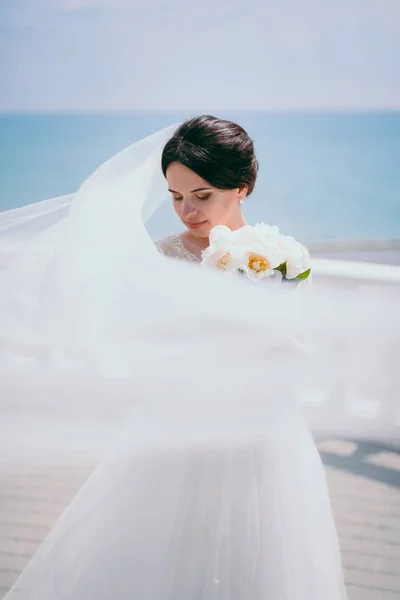 Retrato de uma bela noiva no dia do casamento — Fotografia de Stock