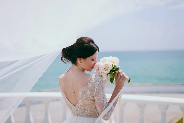 Ritratto di una bella sposa il giorno del matrimonio — Foto Stock