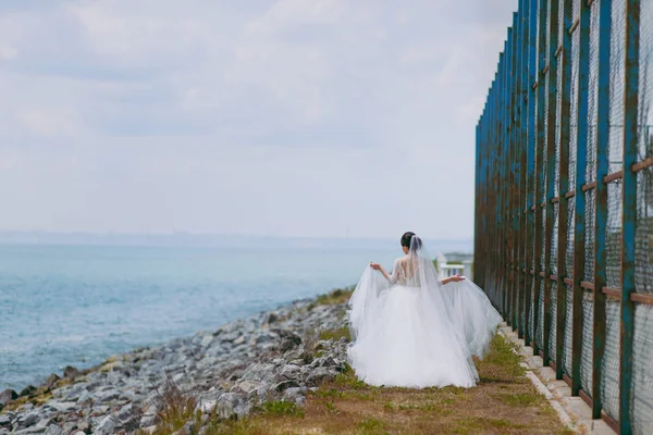 Retrato de uma bela noiva no dia do casamento — Fotografia de Stock