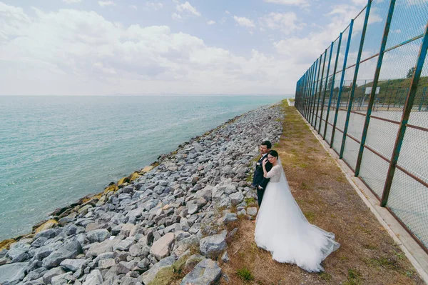 Linda noiva e noivo casal andando no casamento — Fotografia de Stock