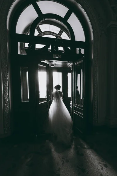 Retrato de uma bela noiva no dia do casamento — Fotografia de Stock