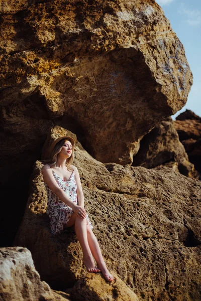 Hermosa mujer embarazada en un paseo por la naturaleza — Foto de Stock