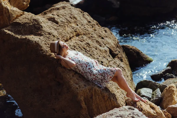 Hermosa mujer embarazada en un paseo por la naturaleza — Foto de Stock