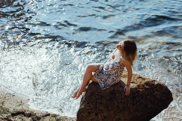 Mulher grávida bonita em um passeio na natureza — Fotografia de Stock