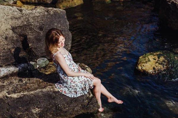 Doğada bir yolda güzel hamile kadın