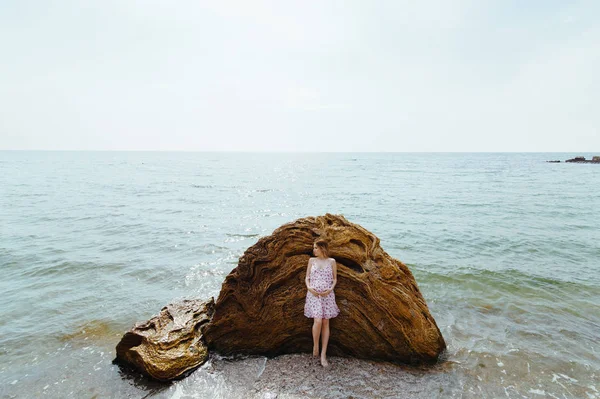 Hermosa mujer embarazada en un paseo por la naturaleza — Foto de Stock