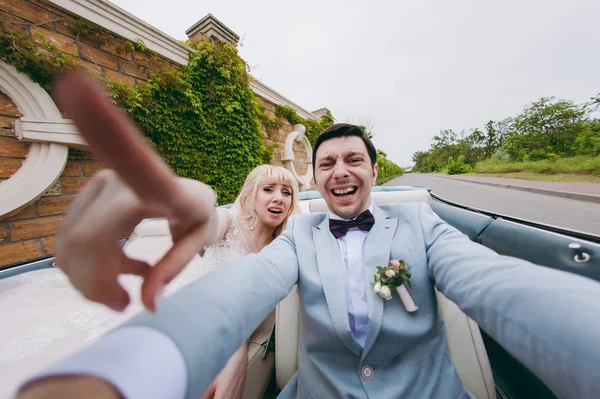 Linda noiva e noivo casal andando no casamento — Fotografia de Stock