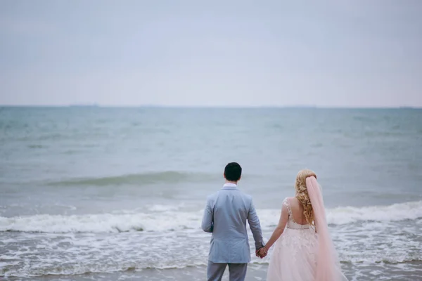Piękny Panna młoda i pan młody para spaceru na weselu — Zdjęcie stockowe