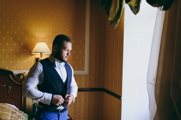 Groom in the morning going to the wedding — Stock Photo, Image