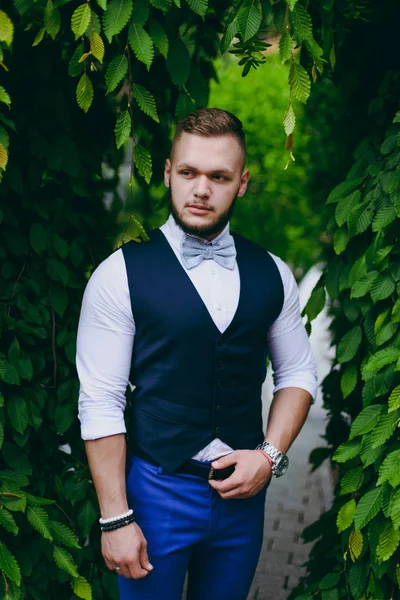 Damat Düğün gününde portresi yürümek