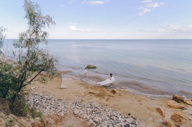 Güzel gelin ve damat çift düğünde yürüyüş