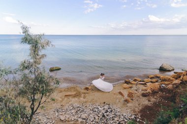 Güzel gelin ve damat çift düğünde yürüyüş