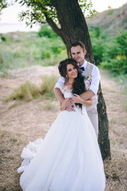 Güzel gelin ve damat çift düğünde yürüyüş