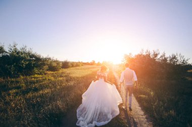 Güzel gelin ve damat çift düğünde yürüyüş