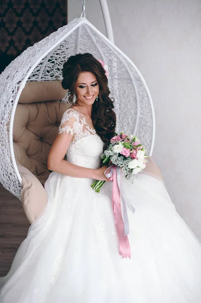A gyönyörű menyasszony az esküvő napján portréja — Stock Fotó