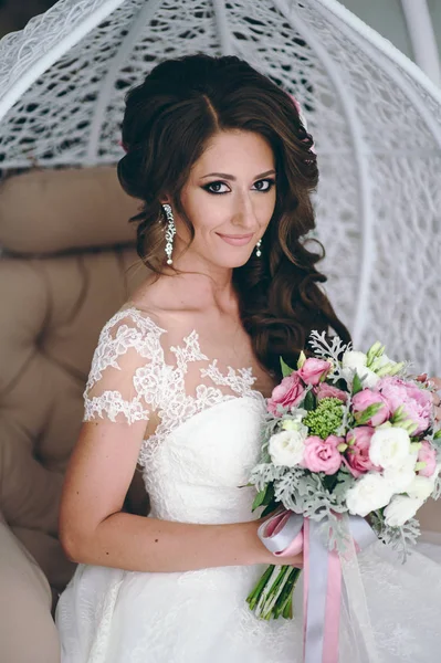 Portrait of a beautiful bride on wedding day — Stock Photo, Image