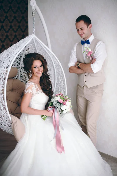 Beautiful bride and groom couple walking at the wedding — Stock Photo, Image