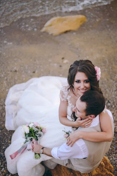 Hermosa novia y novio pareja caminando en la boda —  Fotos de Stock