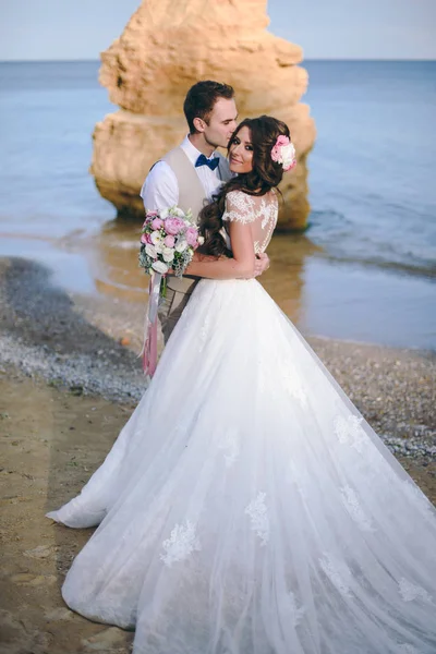 Beau couple de mariés marchant au mariage — Photo