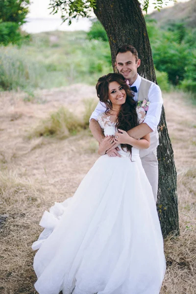 Schönes Brautpaar bei der Hochzeit — Stockfoto