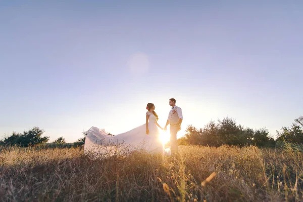 Linda noiva e noivo casal andando no casamento — Fotografia de Stock