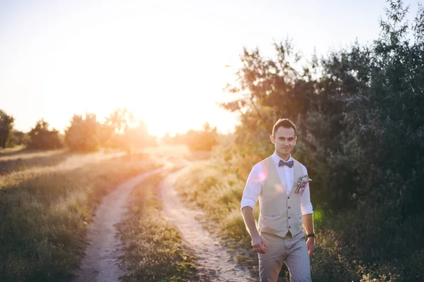 Retrato do noivo em uma caminhada de dia de casamento — Fotografia de Stock