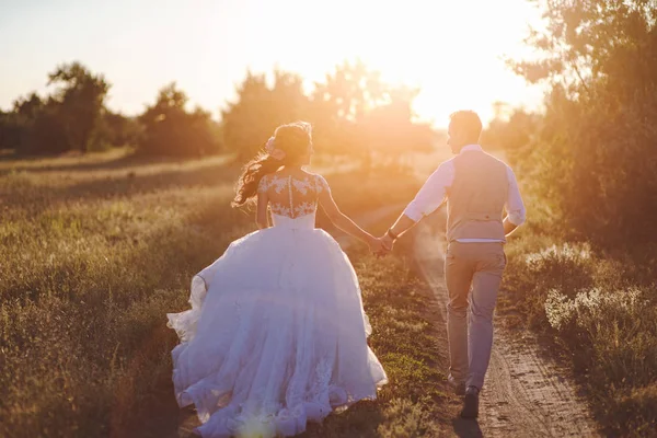 Beau couple de mariés marchant au mariage — Photo