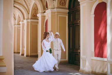 Güzel gelin ve damat çift düğünde yürüyüş